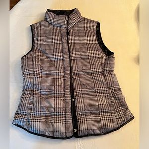 Banana Republic black and white houndstooth print puffer vest